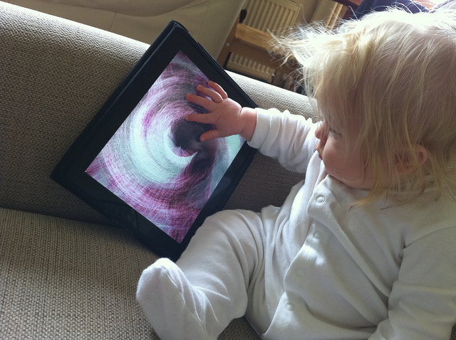 Baby mit Tablet - E-Learning