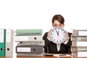 Frau im Büro ist gestresst durch extremen Zeitdruck