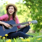 Gitarre ist ein Hobby, das die Kreativität fördert und Stress abbaut.