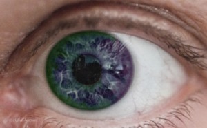 In der Regel ist die Iris eines Menschen nicht einfarbig, wenn auch diese Färbung übertrieben ist.