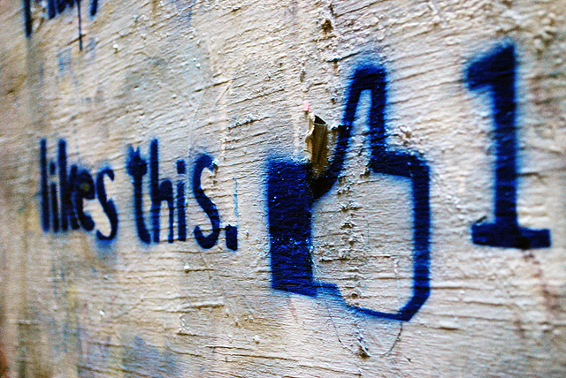 das ist ein facebook like daumen als graffiti