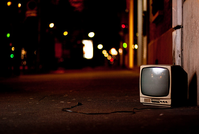 fernseher-auf-strasse