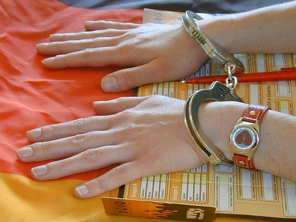 das-sind-hände-mit-handschellen