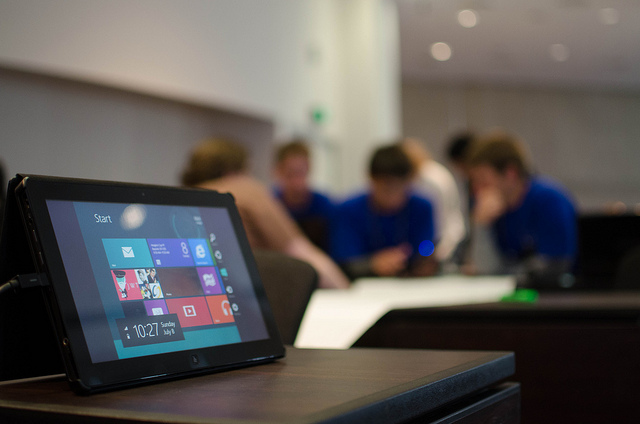 windows-tablet-mit-menschen-im-hintergrund.png