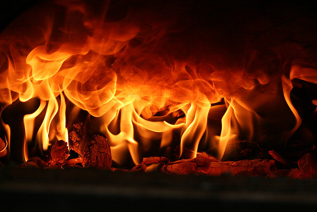 auf-diesem-bild-sieht-man-flammen.png
