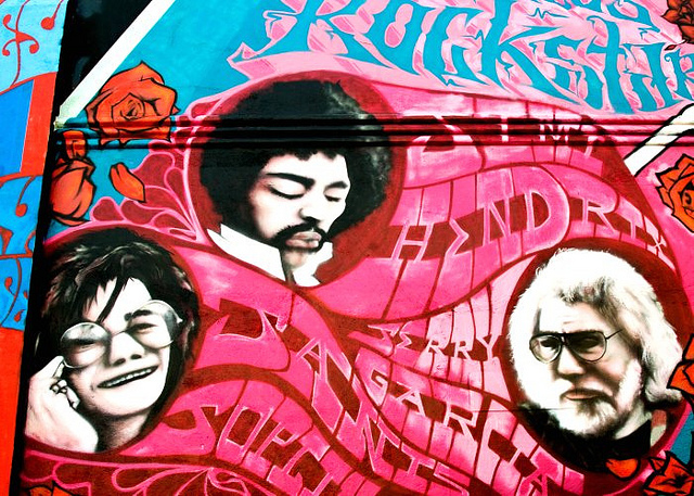 auf-diesem-bild-ist-ein-graffiti-von musikern.png