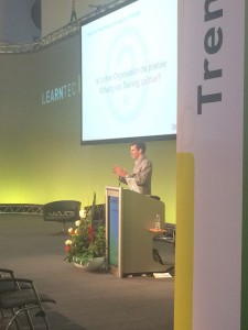 CFO Stefan Wisbauer bei seinem Vortrag "Bildung zur systematischen Leistungssteigerung und wie Online-Lernen dabei hilft"