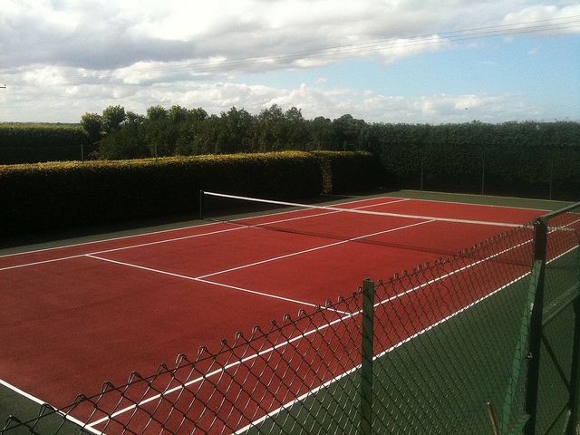 auf-diesem-bild-ist-ein-leerer-tennisplatz.png