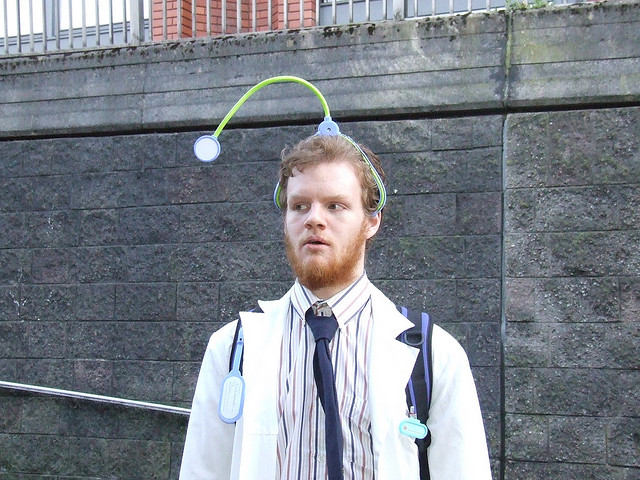das ist ein student mit stetoskop auf dem kopf