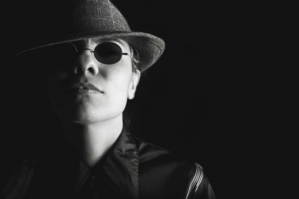 das ist eine frau die als mafiaboss verkleidet ist