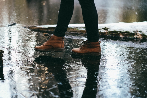 hier tanzt jemand durch den regen