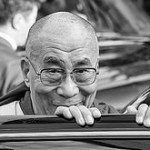 Bild: “Tenzin Gyatso - 14th Dalai Lama” von Christopher Michel. Lizenz: CC BY 2.0