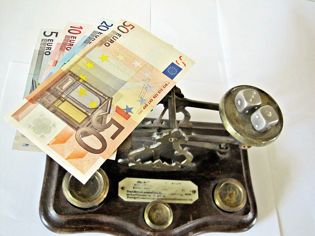 das ist eine waage mit geld und wuerfeln