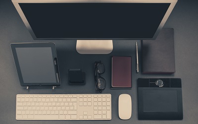 Schreibtisch mit Handy, Brille, PC, Pad