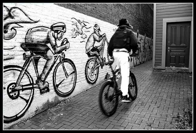 hier fährt ein fahrradfahrer schnell weg
