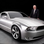Bild: “Ford Mustang Iacocca 05” von The World of the Ford Mustang. Lizenz: CC BY 2.0