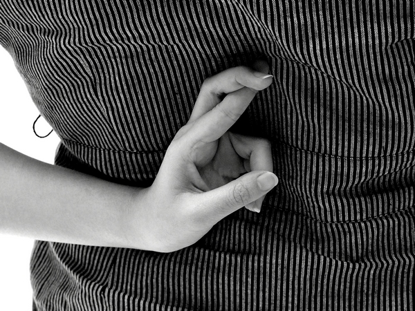 hier kreuzt jemand die finger