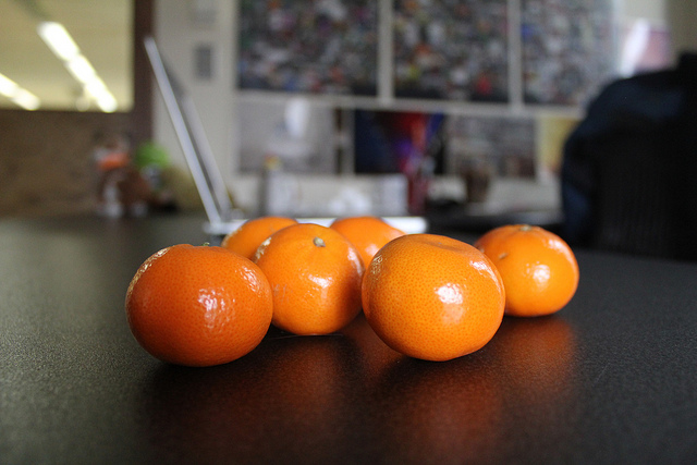 Mandarinen vor Laptop