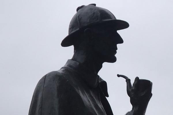 das ist die statue eines detektivs
