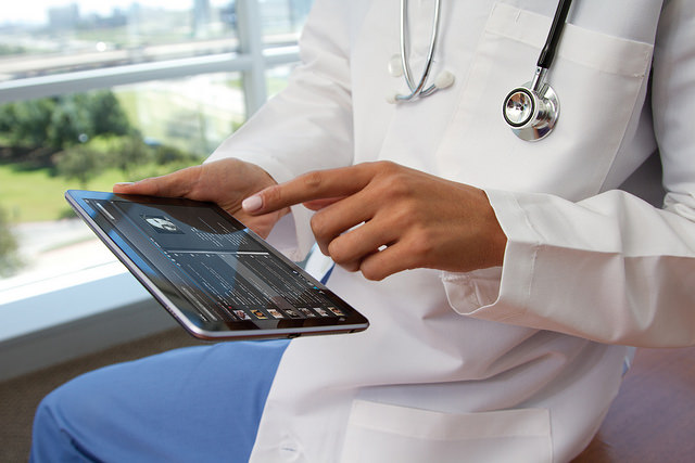 das ist ein arzt mit tablet