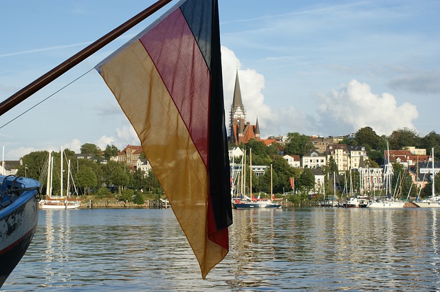 das ist eine deutsche flagge auf einem boot