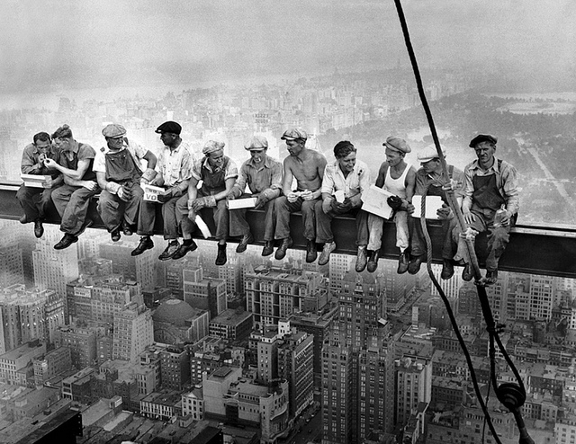 arbeiter-auf-der-stange-über-stadt