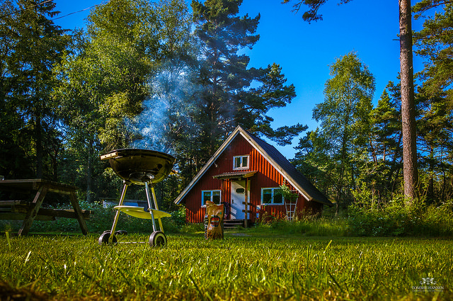 grill-vor-schwedischer-holzhutte-in-natur