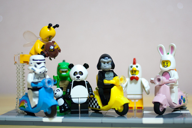 bunte-legofiguren-tierkuemeost