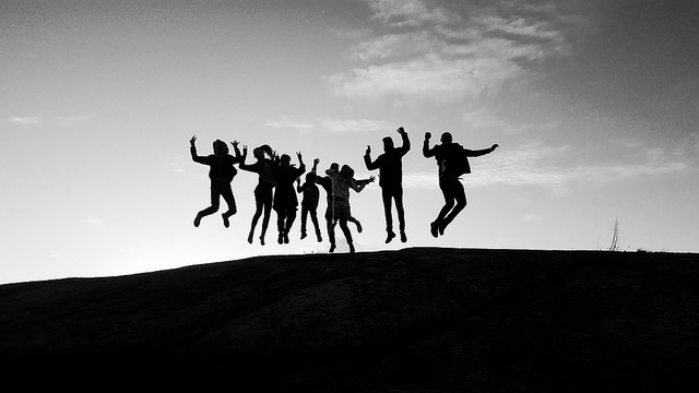 silhouette-menschen-hüpfen-gemeinsam