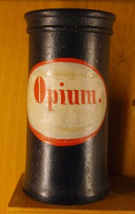das ist ein apothekengefäß zur aufbewahrung von opium als arzneimittel aus dem 18. oder 19. jahrhundert