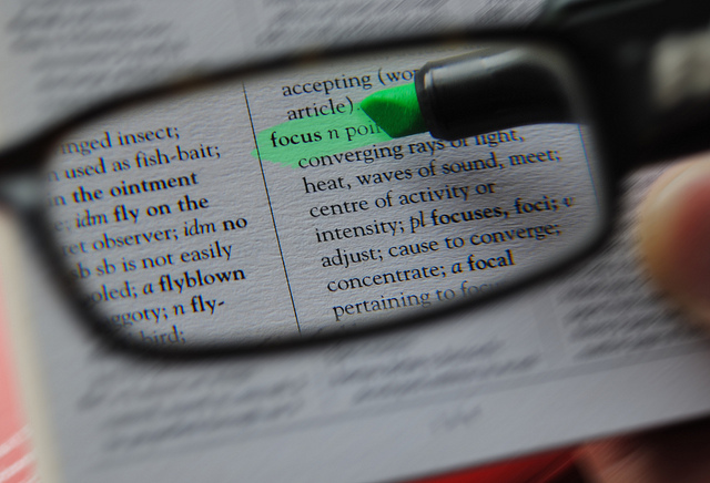 text-wird-durch-brille-gross